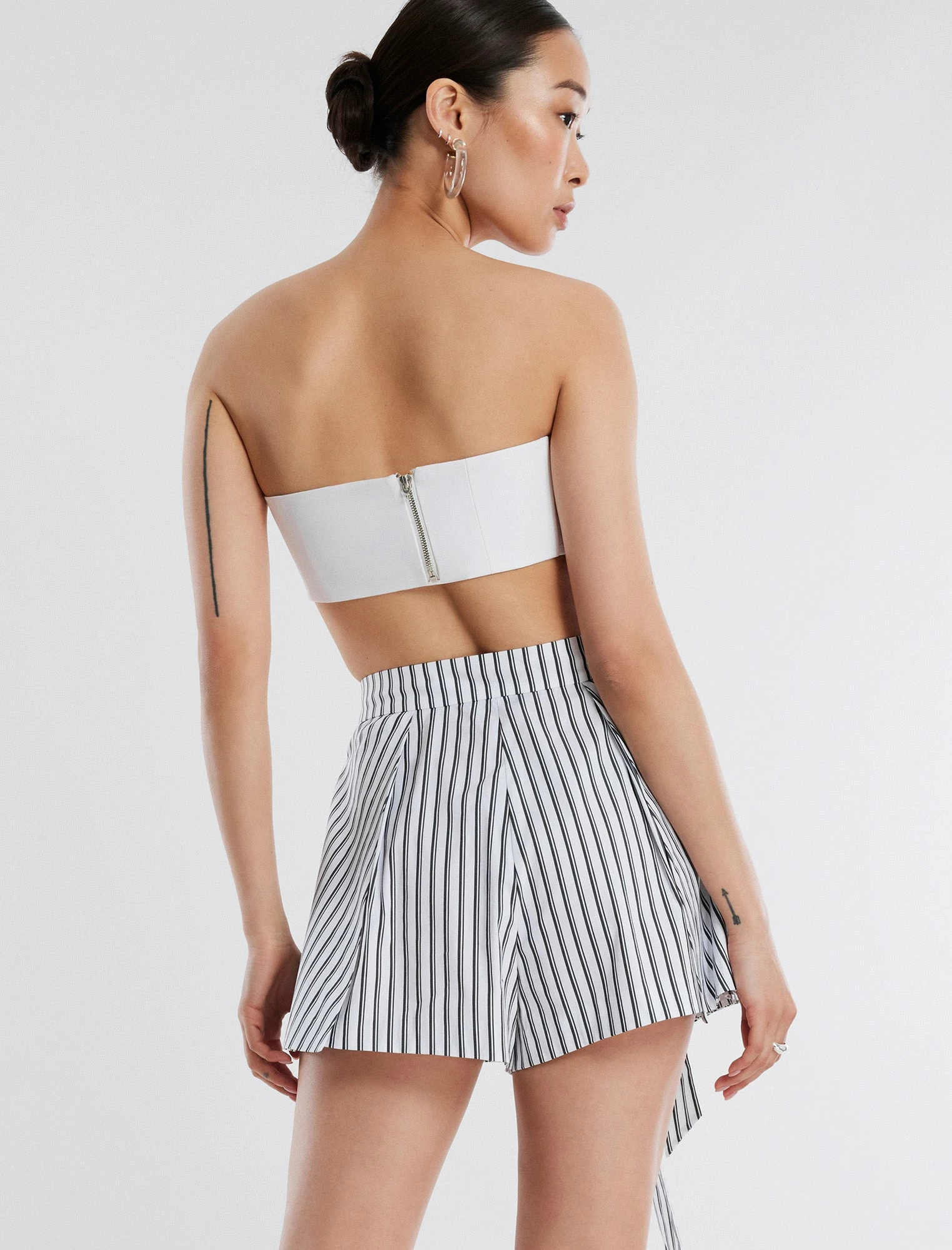 BCBGMAXAZRIA Meg Silky High-Waisted Short 6 BCBGMAXAZRIA Meg Silky High-Waisted Short - Image 4