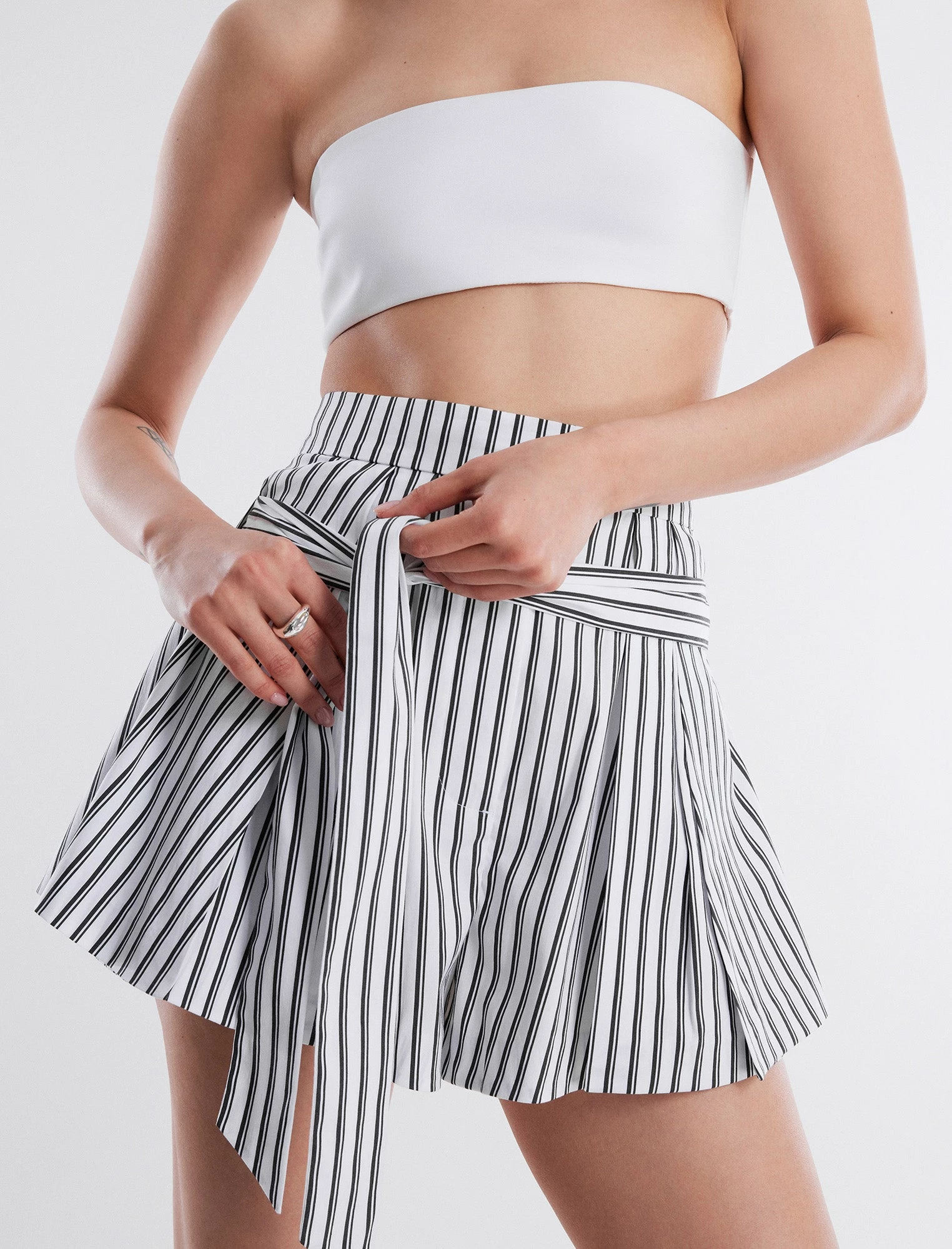 BCBGMAXAZRIA Meg Silky High-Waisted Short 8 BCBGMAXAZRIA Meg Silky High-Waisted Short - Image 6